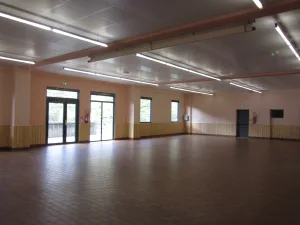 SALLE FETES VIDE VUE VERS RAMPE