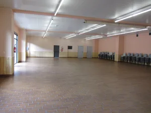 SALLE FETES VIDE VUE VERS SCENE